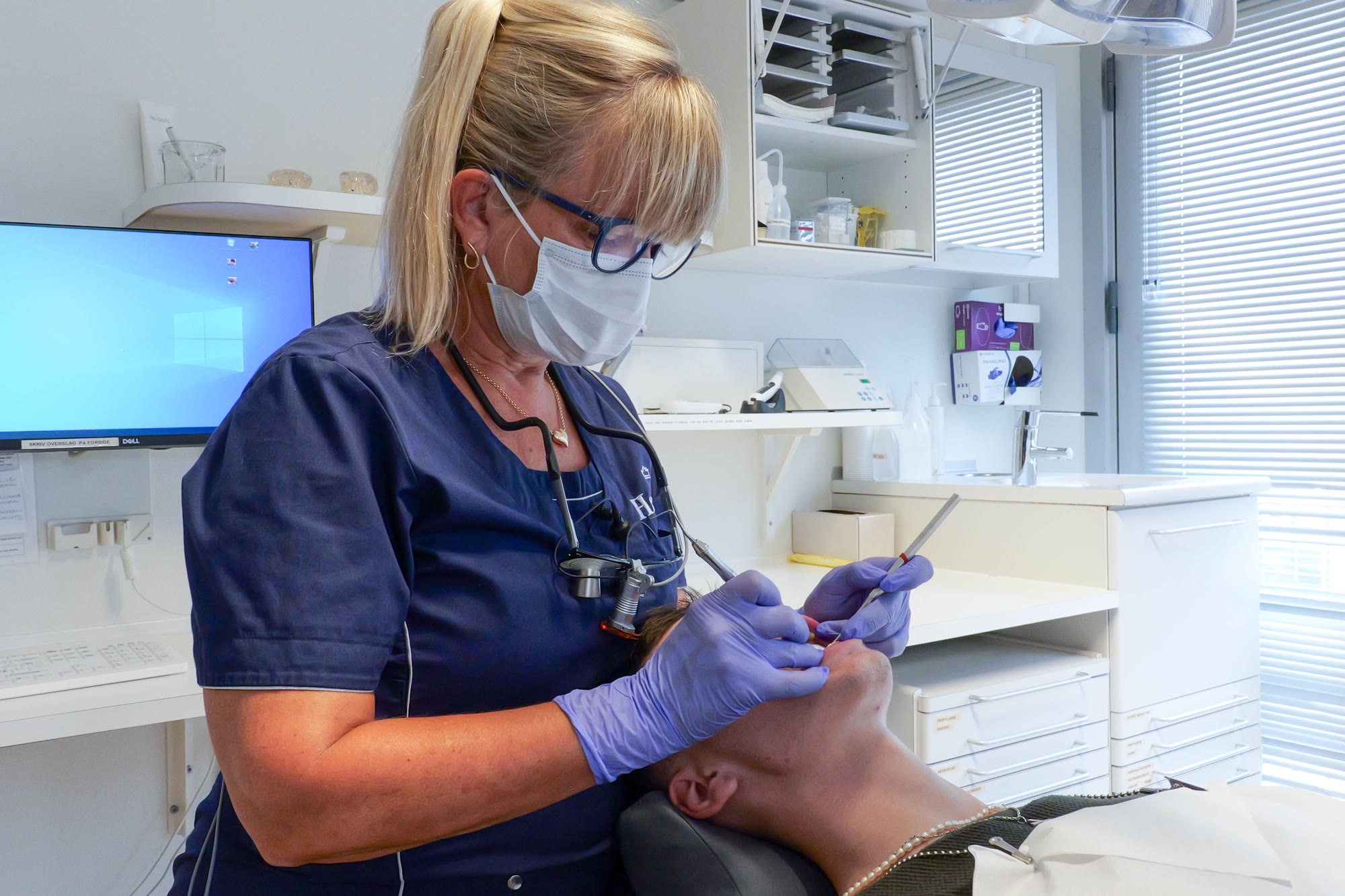 Tandlæge i arbejde på klinikken