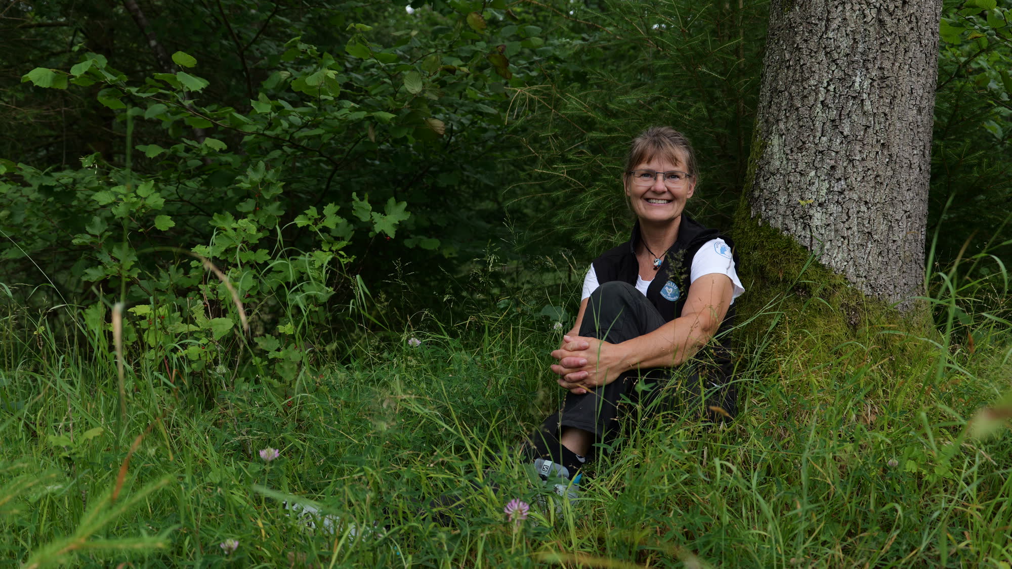 Naturvejleder i skoven med kurv, fotograferet for Udeliv med Indlevelse