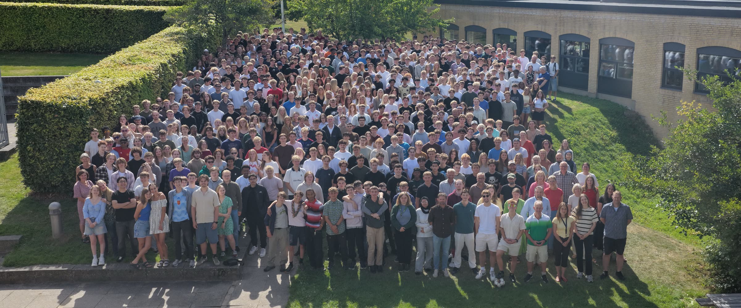 Dronefoto af hele Slotshaven Gymnasium samlet i skolegården